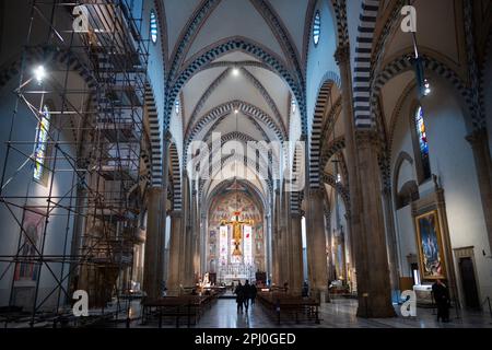 Il Crocifisso di Giotto (1288-90) appeso a Santa Maria Novella, Firenze Foto Stock