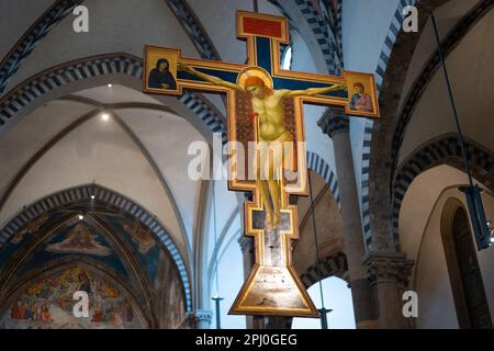 Il Crocifisso di Giotto (1288-90) appeso a Santa Maria Novella, Firenze Foto Stock