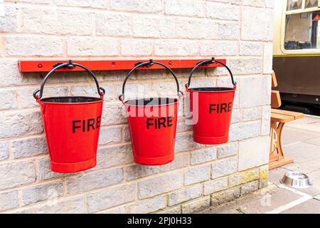 3 secchielli di fuoco rosso sulla stazione termale di Cheltenham sulla ferrovia GWSR del Gloucestershire Warwickshire Heritage, Cheltenham, Gloucestershire UK Foto Stock