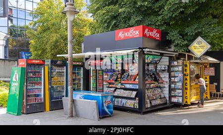 Nis, Serbia - 04 agosto 2022: News Stand Newspaper Kiosk and Exchange Office Booth at Street in City Summer Day. Foto Stock