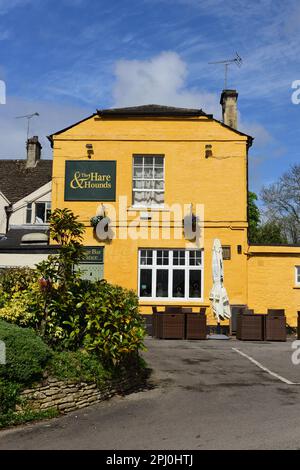 Il pub Hare & Hounds a Pickwick, che ha collegamenti storici con Charles Dickens, (vedi nota). Foto Stock