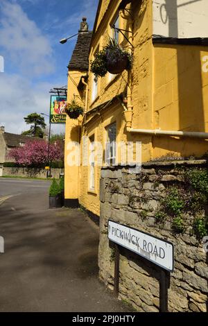 Il pub Hare & Hounds a Pickwick, che ha collegamenti storici con Charles Dickens, (vedi nota). Foto Stock