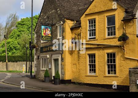 Il pub Hare & Hounds a Pickwick, che ha collegamenti storici con Charles Dickens, (vedi nota). Foto Stock