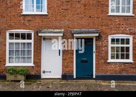 Due porte frontali affiancate, Farnham, Surrey, Regno Unito Foto Stock