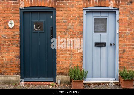 Due porte frontali affiancate, Farnham, Surrey, Regno Unito Foto Stock