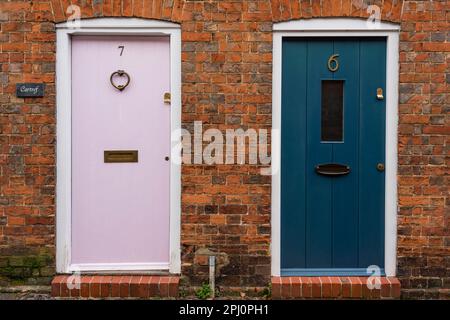 Due porte frontali affiancate, Farnham, Surrey, Regno Unito Foto Stock