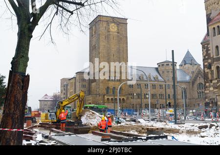 Poznan, Polonia - 3 febbraio 2023: Riparazione di comunicazioni, strade e marciapiedi nel centro della città. Foto Stock