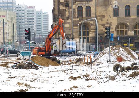 Poznan, Polonia - 3 febbraio 2023: Riparazione di comunicazioni, strade e marciapiedi nel centro della città. Foto Stock