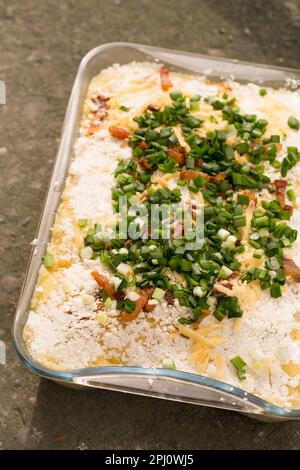 Banosh, o Tokan Hutsul cucina. Corn porridge con crema, formaggio di pecora, cracklings e cipolle verdi Foto Stock