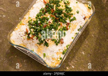 Banosh, o Tokan Hutsul cucina. Corn porridge con crema, formaggio di pecora, cracklings e cipolle verdi Foto Stock