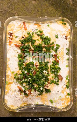 Banosh, o Tokan Hutsul cucina. Corn porridge con crema, formaggio di pecora, cracklings e cipolle verdi Foto Stock