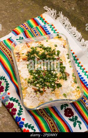 Banosh, o Tokan Hutsul cucina. Corn porridge con crema, formaggio di pecora, cracklings e cipolle verdi Foto Stock