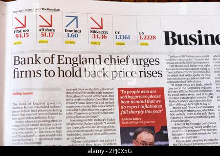 "Il capo della Banca d'Inghilterra esorta le aziende a contenere gli aumenti dei prezzi", titolo del quotidiano Guardian, articolo di Andrew Bailey 25 marzo 2023 Londra Regno Unito Gran Bretagna Foto Stock