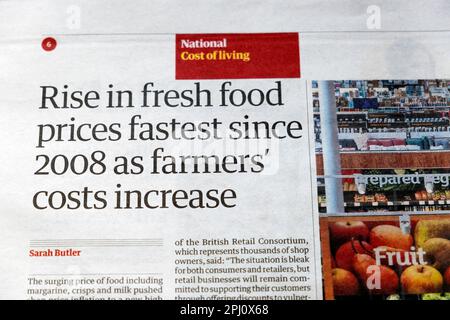 "Aumento più rapido dei prezzi dei prodotti alimentari freschi dal 2008 con l'aumento dei costi degli agricoltori" Guardian Newspaper Cost of Living article 31 agosto 2022 Londra UK Foto Stock