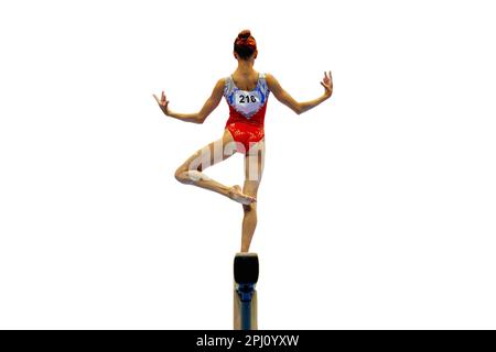 indietro atleta ginnastica femminile bilanciamento sulla ginnastica balance beam, sport inclusi nei giochi estivi Foto Stock
