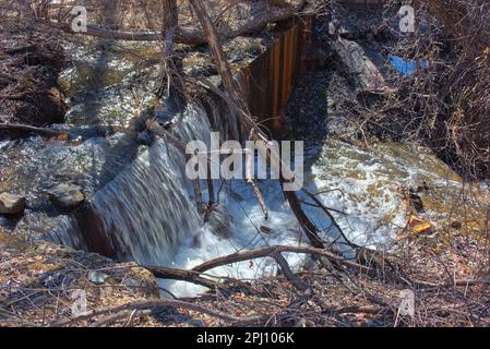 Divieto delle cascate Creek sotto il lago Lower Goldwater al Goldwater Lakes Park di Prescott, Arizona. Foto Stock