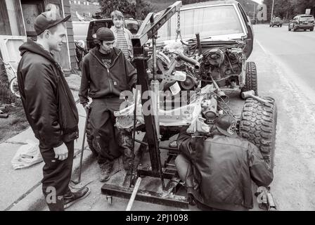 Shade albero di strada meccanica di installazione motore in vecchio junker auto a Sitka, Alaska, Stati Uniti. Foto Stock