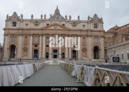 Roma 14 marzo 2020: St Piazza Pietro con colonne e statue in marmo Foto Stock