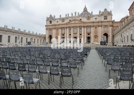 Roma 14 marzo 2020: St Piazza Pietro con colonne e statue in marmo Foto Stock