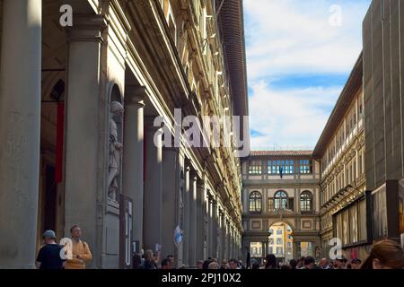 La folla si allinea nel cortile interno della famosa Galleria degli Uffizi a Firenze, in Italia, in attesa di vedere alcune delle opere d'arte più famose al mondo Foto Stock