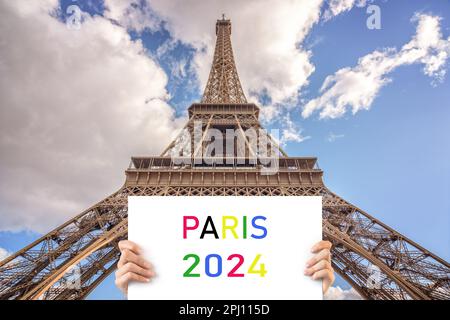 Parigi 2024 segno e Torre Eiffel, Giochi olimpici a Parigi, Francia Foto Stock