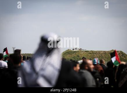 Gaza, Palestina. 30th Mar, 2023. I Palestinesi partecipano a un rally che segna il 47th° anniversario della Giornata della Terra il 30 marzo 2023. Land Day commemora gli eventi del 30 marzo 1976, quando le truppe israeliane hanno sparato e ucciso sei persone Credit: SOPA Images Limited/Alamy Live News Foto Stock