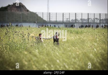 Gaza, Palestina. 30th Mar, 2023. I Palestinesi portano un palo mentre partecipano ad un rally che segna il 47th° anniversario della Giornata della Terra il 30 marzo 2023. Land Day commemora gli eventi del 30 marzo 1976, quando le truppe israeliane hanno sparato e ucciso sei persone Credit: SOPA Images Limited/Alamy Live News Foto Stock