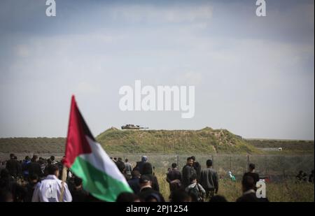 Gaza, Palestina. 30th Mar, 2023. I Palestinesi partecipano a un rally che segna il 47th° anniversario della Giornata della Terra il 30 marzo 2023. Land Day commemora gli eventi del 30 marzo 1976, quando le truppe israeliane hanno sparato e ucciso sei persone Credit: SOPA Images Limited/Alamy Live News Foto Stock