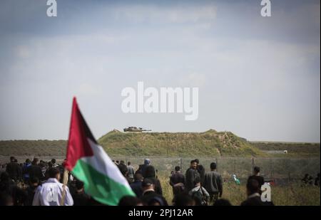 Gaza, Palestina. 30th Mar, 2023. I Palestinesi partecipano a un rally che segna il 47th° anniversario della Giornata della Terra il 30 marzo 2023. Land Day commemora gli eventi del 30 marzo 1976, quando le truppe israeliane hanno sparato e ucciso sei persone (Foto di Nidal Alwaheidi/SOPA Images/Sipa USA) Credit: Sipa USA/Alamy Live News Foto Stock