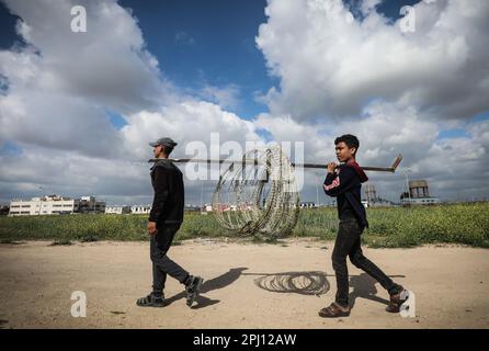 Gaza, Palestina. 30th Mar, 2023. I Palestinesi portano un palo mentre partecipano ad un rally che segna il 47th° anniversario della Giornata della Terra il 30 marzo 2023. Land Day commemora gli eventi del 30 marzo 1976, quando le truppe israeliane hanno sparato e ucciso sei persone (Foto di Nidal Alwaheidi/SOPA Images/Sipa USA) Credit: Sipa USA/Alamy Live News Foto Stock