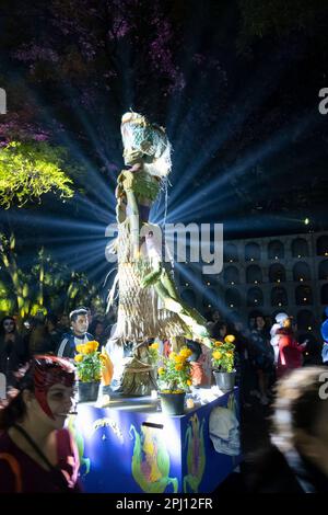 Halloween a Città del Messico. Persone che guardano le sculture di dia de muertos. Messico. Foto Stock