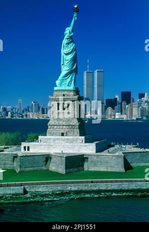 1994 STATUA STORICA DELLA LIBERTÀ (©F A BARTHOLDI 1886) TORRI GEMELLE (©MINORU YAMASAKI 1973) SKYLINE DEL CENTRO DI NEW YORK HARBOR NEW YORK CITY USA Foto Stock