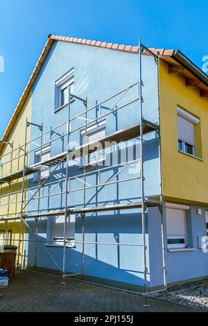 Casa moderna in costruzione con piattaforma impalcata. Edificio domestico di nuova costruzione Foto Stock