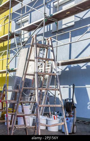 Casa moderna in costruzione con piattaforma impalcata. Edificio domestico di nuova costruzione Foto Stock