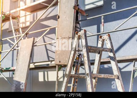 Casa moderna in costruzione con piattaforma impalcata. Edificio domestico di nuova costruzione Foto Stock