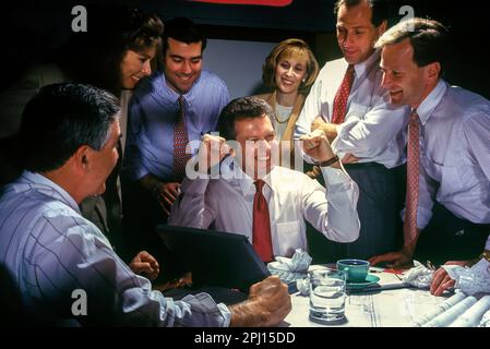 1994 STORICO SORRIDENTE FELICE PICCOLO GRUPPO DI IMPIEGATI ALLA RIUNIONE Foto Stock