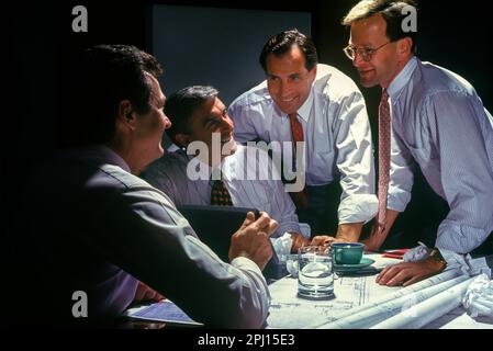 1994 STORICO BIANCO MASCHIO HAPPY OFFICE LAVORATORI ALLA RIUNIONE Foto Stock