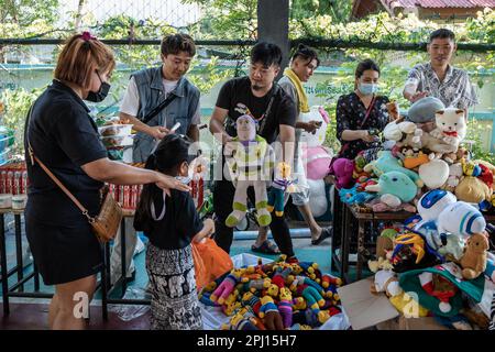 Bangkok, Thailandia. 26th Mar, 2023. Un team di volontari della Bangkok Community Help Foundation ha visto mostrare giocattoli di seconda mano gratuiti a una madre e a una figlia all'evento di beneficenza 'Children's and Elders' Day', a Klong Toey, una baraccopoli di lunga data con un'organizzazione comunitaria consolidata. La Giornata dei bambini e degli anziani è stata organizzata dal leader della comunità di Rong Moo e dalla fondazione Bangkok Community Help, nel quartiere di Khlong Toey, la più grande baraccopoli di Bangkok, in Thailandia. (Credit Image: © Nathalie Jamois/SOPA Images via ZUMA Press Wire) SOLO PER USO EDITORIALE! Non per USO commerciale! Foto Stock