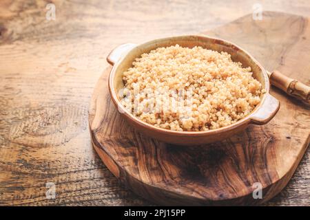 Sana quinoa cotta colorata. Superfood, senza glutine su sfondo di legno. Foto Stock