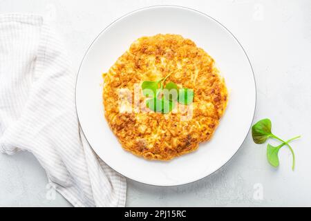 Frittata spagnola (tortilla de patatas) con patate e cipolla, cucina tipica spagnola. Foto Stock