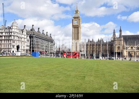 Londra, Regno Unito. 30th Mar, 2023. Il prato sulla Piazza del Parlamento di fronte alle Camere del Parlamento è rigrassato con un rotolo sul prato dopo gravi danni causati dall'ondata di caldo della scorsa estate. Credit: JOHNNY ARMSTEAD/Alamy Live News Foto Stock