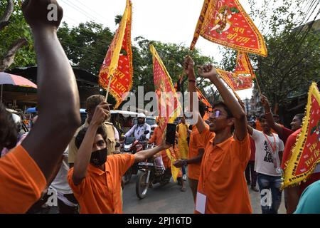 30 marzo 2023, Howrah, India. I devoti indù tengono l'idolo di Lord RAM mentre prendono parte al rally di RAM Navami. Questa festa che celebra il compleanno di Lord Rama, il settimo avatar della divinità Vishnu. Il 30 marzo 2023, a Howrah City, India. (Credit Image: © Biswarup Gangully/eyepix via ZUMA Press Wire) SOLO PER USO EDITORIALE! Non per USO commerciale! Foto Stock