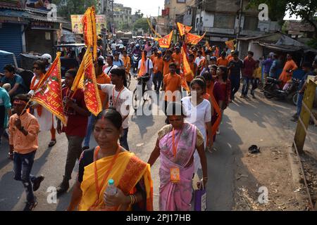 30 marzo 2023, Howrah, India. I devoti indù tengono l'idolo di Lord RAM mentre prendono parte al rally di RAM Navami. Questa festa che celebra il compleanno di Lord Rama, il settimo avatar della divinità Vishnu. Il 30 marzo 2023, a Howrah City, India. (Credit Image: © Biswarup Gangully/eyepix via ZUMA Press Wire) SOLO PER USO EDITORIALE! Non per USO commerciale! Foto Stock