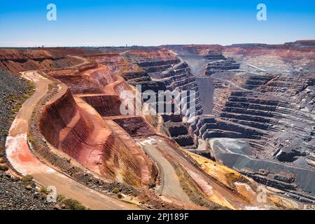 All'interno del gigante Super Pit o Fimiston Open Pit, la più grande miniera d'oro a cielo aperto dell'Australia. Foto Stock