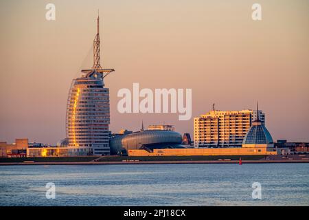 Skyline di Bremerhaven, visto sopra il Weser, Atlantic Sail City Hotel, Klimahaus, grattacieli al Columbus Center, a Bremerhaven, Brema, Germania, Foto Stock