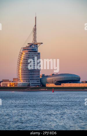 Skyline di Bremerhaven, visto sopra il Weser, Atlantic Sail City Hotel, Klimahaus, grattacieli al Columbus Center, a Bremerhaven, Brema, Germania, Foto Stock