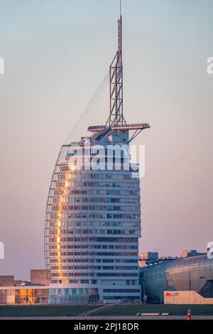 Skyline di Bremerhaven, visto sopra il Weser, Atlantic Sail City Hotel, Klimahaus, grattacieli al Columbus Center, a Bremerhaven, Brema, Germania, Foto Stock