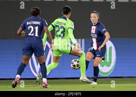 WOLFSBURG - (l-r) Sandy Baltimore di Parigi Saint Germain donne, Sveindi Jane Jonsdottir di VFL Wolfsburg donne, Megwen li di Parigi Saint Germain donne durante la UEFA Champions League Donne in occasione della Quarterfinale tra VFL Wolfsburg e Parigi Saint Germain alla VFL Wolfsburg Arena il 30 marzo 2023 a Wolfsburg, Germania. AP | Dutch Height | Gerrit van Cologne Foto Stock