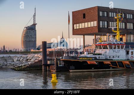 Skyline di Bremerhaven, visto sopra il Weser, Atlantic Sail City Hotel, Klimahaus, nave pilota nell'estuario di Geeste, a Bremerhaven, Brema, Germania, Foto Stock