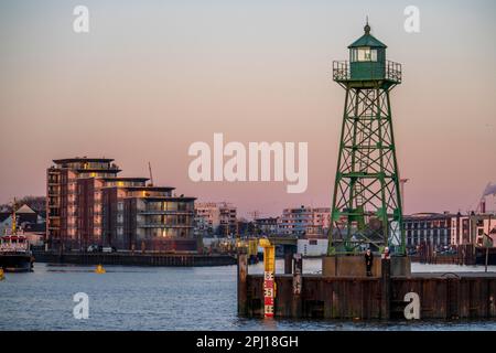 Skyline di Bremerhaven, visto sopra il Weser, faro alla foce del Geeste, porto del traghetto Weser, marchio di navigazione, Brema, Germania, Foto Stock